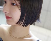 潔く切り込んだボブスタイル